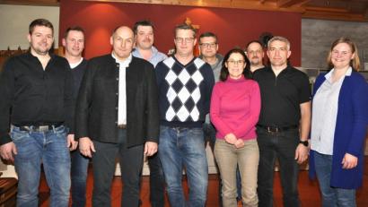 Bild: es
Vorsitzende Teresa Meyer , Beamtin des ALE, (rechts) vereidigte die gewählten Vorstandsmitglieder Martin Eckl , Dr.Ingrid Kirchberger und Michael Bartmann (Zweiter, Dritte und Vierter von rechts), undJosef Schneider (links), außerdem die Stellvertreter Martin Kick, Adolf Seegerer, Karl Ebnet und Dietmar Freundl (hinten, von links).