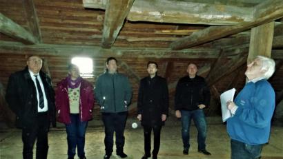 Bild: jml
Die Sanierung des Dachstuhls des evangelischen Gemeindehaus wird teuer. Bezirkstagsvizepräsident Lothar Höher (links), Getraud Landgraf vom Kirchenvorstand, Bezirksheimatpfleger Dr. Tobias Appl, Landtagsmitglied Stephan Oetzinger und Christian Hengl, ebenfalls Kirchenvorstand, machen sich ein Bild der Lage. Pfarrer Martin Valeske (rechts) hofft auch auf Beistand von ganz oben, wie der Blick vermuten lässt.