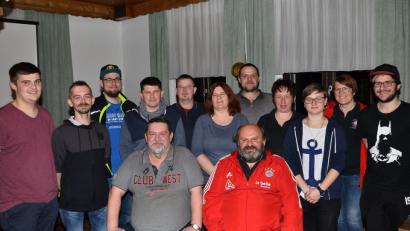 Bild: fjo
Hans-Jürgen Frölich und Alfred Sauer (sitzend, von links) stellen den Rahmen der neuen Vorstandschaft des Bayern Fanclubs: Vereinswirt Frölich ist neues Ausschussmitglied; Sauer steht auch im 28. und 29. Jahr als Vorsitzender zur Verfügung.