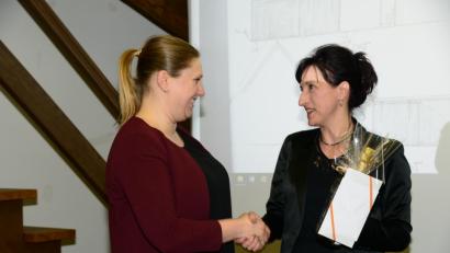 Bild: bey
Franziska Alwang (links) scheidet aufgrund ihre Wohnsitzwechsels aus dem Marktgemeinderat aus. Der Marktgemeinderat hat dem Antrag auf Niederlegung des Mandats zugestimmt. Bürgermeisterin Tanja Schiffmann überreicht ein Abschiedsgeschenk.