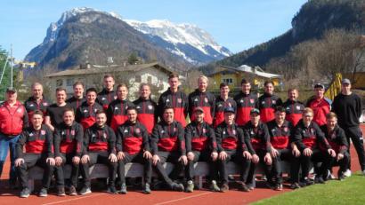 Bild: rdh
Das Bild zeigt die 1. Mannschaft des VfB Thanhausen mit Betreuern in Kufstein vor herrlichem Panorama