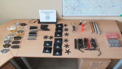 Bild: Grenzpolizeiinspektion Waidhaus
Ein ganzes Arsenal an verbotenen Waffen stellten die Polizisten sicher.