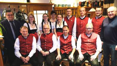 Bild: do
In der Generalversammlung ehrt die Stadtkapelle Eschenbach zahlreiche Aktive für ihr vorbildliches musikalisches Wirken. Es gratulieren Bürgermeister Peter Lehr (rechts) und Stadtverbandsvorsitzender Dieter Kies (links).