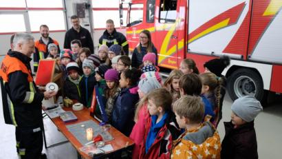 Bild: do
Der Wissensdurst der 28 Kinder der 3. Klasse der Grundschule "Am Rauhen Kulm" ist beim Besuch im Gerätehaus der Feuerwehr Speinshart groß. Bei Experimenten am "Rauchhaus" schauen die Kinder gebannt zu.