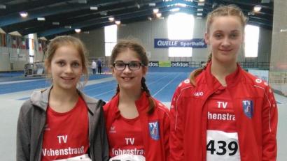 Bild: dob
Marie Brunner (Mitte) vom TV Vohenstrauß siegte beim 800-Meter-Lauf beim landesoffenen Hallensportfest in Fürth und setzte sich erfolgreich gegen 13 Konkurrentinnen durch. Auch die Leistungen von Johanna Kick (links) und Selina Witerspan (rechts) konnten sich sehen lassen.