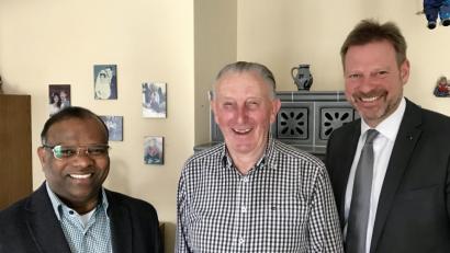 Bild: gef
Jubilar Johann Freller (Mitte) lässt sich von Pfarrer Moses Gudapati (links) und Bürgermeister Alwin Märkl beglückwünschen.
