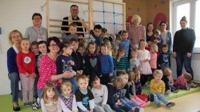 Bild: ads
Groß war die Freude in der Kindertagesstätte St. Georg über die neue Sprossenwand als großzügiges Geschenk des Elternbeirats im Wert von knapp 3000 Euro. Dekan Markus Brunner gab der Sprossenwand den kirchlichen Segen.