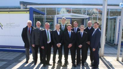 Bild: sne
Bürgermeister Rupert Troppmann (v.l.), vlf-Vorsitzender Albert Gollwitzer, BBV-Kreisobmann Josef Fütterer Simon Beer (v.l.), Andreas Lehner, Alexander Süß, Alexander Bauer, Johannes Meierhöfer, Landrat Andreas Meier und Schulleiter Reinhold Witt freuen sich über die Absolventen