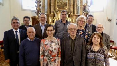 Bild: usc
Die Freihunger Kirche Heilige Dreifaltigkeit, in der das Gruppenbild entstand, ist eines der Ziele der diesjährigen Veranstaltungsreihe „Kirche und Wirtshaus mit Pfiff“. In der vorderen Reihe die vier Projektkümmerer (von links) Königssteins evangelischer Pfarrer Konrad Schornbauer, AOVE-Mitarbeiterin Katja Stiegler, die Freihung betreut, Kreisheimatpfleger Dieter Dörner und Emma Adamczyk von der Tourist-Info Amberg; hinten von links Freihungs Bürgermeister Norbert Bücherl, Fred Tischler von der Tourist-Info Sulzbach-Rosenberg, KEB-Bildungsreferent Christian Irlbacher, Grafiker Oliver Hiltl, EBW-Geschäftsführerin Bettina Hahn, der Sulzbach-Rosenberger Stadtheimatpfleger Markus Lommer und Pfarrer Bernhard Huber.