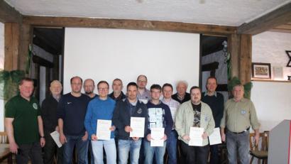 Bild: exb
Mehrere Mitglieder wurden für 25 und 40 Jahre Mitgliedschaft geehrt. Das Bild zeigt von links nach rechts: Vorsitzender Alexander Wächter, Josef Neumann, Oliver Schraml, Thomas Hoffmann, Richard Bauer, Walter Schwarzmeier, Bernd Schraml, Benjamin Michl, Reiner Grünbauer, Manfred Krumholz, Norbert Demleitner, Wolfgang Riedl, Josef Gallersdörfer und zweiter Vorsitzender Reinhard Merkl.
