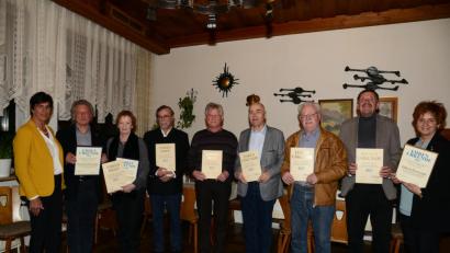 Bild: bey
BLLV-Bezirksvorsitzende Ursula Schroll (links) überreichte Manfred Zeitler und Waltraud Waag-Schmidt die Bronzene Ehrennadel für die Mitarbeit in der erweiterten Vorstandschat, Waltraud Waag-Schmidt erhielt auch die Ehrenurkunde für 55jährige Mitgliedschaft im BLLV. Ehrenurkunden erhielten Peter Staniczek, Klaus Fröhlich (50 Jahre Mitgliedschaft), Johann Karl (45 Jahre Mitgliedschaft), Georg Schmidbauer, Manfred Böhm (40 Jahre Mitgliedschaft). Kreisvorsitzende Martina Maier (rechts) wurde für ihre langjährige Tätigkeit als Vorsitzende des Kreises Vohenstrauß im BLLV mit der Bronzenen Ehrennadel ausgezeichnet.