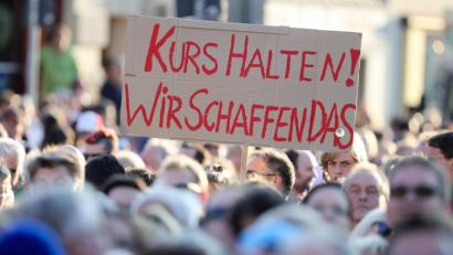 Archivbild: Michael Kappeler/dpa
Ein Plakat mit der Aufschrift «Kurs Halten! Wir Schaffen DAS» bei einer Wahlkampfveranstaltung der CDU 2016 fordert Nachhaltigkeit ein.