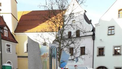 Bild: exb
Der Bauhof demontiert den Brunnen vor dem Rathaus zur Generalreinigung.
