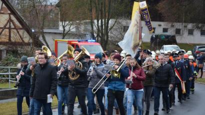 Bild: jr
Angeführt von der Stiftländer Jugend- und Blaskapelle bewegte sich ein Festzug durch Pfaffenreuth.Mit dabei: Das erste Feuerwehrfahrzeug in der Geschichte der Feuerwehr Pfaffenreuth.