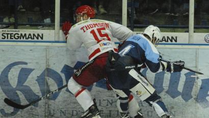 Bild: gb
Der Weidener Stürmer Philipp Siller (rechts) und Scorpions-Verteidiger Robin Thomson kämpfen an der Bande um die Scheibe. Nach drei engen Spielen liegen die Blue Devils in der „Best-of-5“-Serie gegen die Hannover Scorpions mit 1:2 hinten. Am Freitag muss in der heimischen Hans-Schröpf-Arena ein Sieg her, um das entscheidende fünfte Match am Sonntag zu erzwingen.