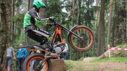 Bild: kro
Der Trial-Sport ist beim MSC Stiftland Mitterteich ganz hoch angesiedelt. Unter dem Motto „Der Zeit voraus“ lädt der MSC am 28. April zu einen E-Trail-Schnupperkurs ein.
