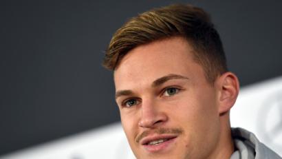 Bild: Federico Gambarini/dpa
Der Schnauzer macht's nicht wirklich besser: Joshua Kimmich, deutscher Fußball-Nationalspieler, wird ständig für jünger gehalten, als er ist. Unserem Autor geht das genauso, nur auf den Bart verzichtet er - aus Gründen.