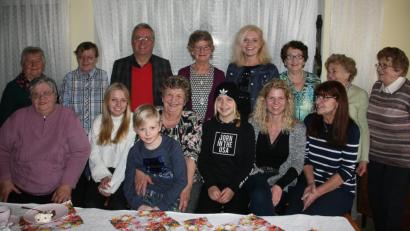 Bild: wro
Mit ihrer Familie, vielen Freunden, Verwandten und Bekannten feierte Olga Kneißl (vorne in der Mitte, zusammen mit Enkel Jonas) ihren 85. Geburtstag. Im Namen der Gemeinde gratulierte Bürgermeister Toni Dutz.
