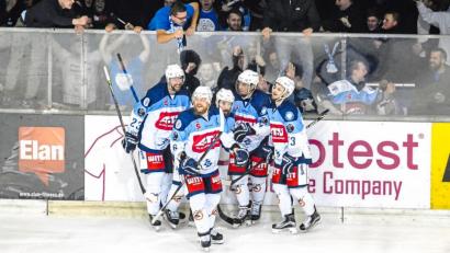 Bild: gb
Die Blue Devils bejubeln vor ihren Fans einen Treffer. Die Weidener gewannen am Freitag das erste Play-off-Match bei den Hannover Scorpions mit 3:2.