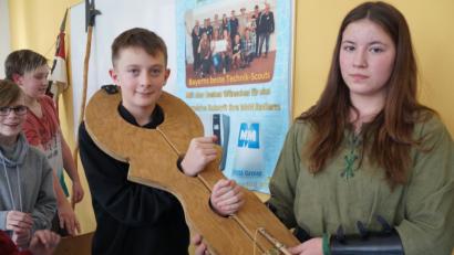 Bild: weu
Beim Besuch der „Schwertbrecher“ erfuhren die Schüler unter anderem, wie es ist, in eine Schandgeige gesperrt zu sein.