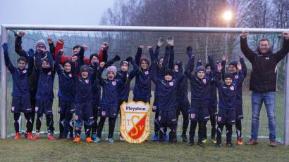 Bild: exb
Nach der ersten Einheit hatten die jungen Kicker (rechts Jahnschmiede-Leiter Thomas Paulus) immer noch gute Laune.