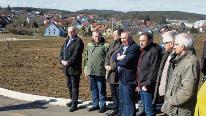 Bild: Stephan Huber
Offizielle Freigabe des Baugebietes Kempfenhof-Ost mit Bürgermeister Michael Göth (links) sowie Stadträten, Verwaltungsmitarbeitern, Planer Lothar Bedritzki und Jürgen Arbogast von der ausführenden Baufirma.