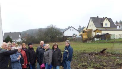 Bild: exb
Anlieger wehren sich gegen Pläne, die an der Krankenhausstraße eine sechsteilige Wohnanlage vorsehen. Franz Weber (links), wohnhaft in der Hallerstraße und direkter Anrainer, zeigt auf einen Teilbereich der Fläche.