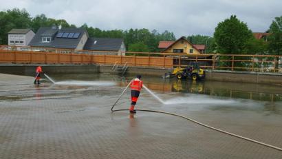 Archivbild: mmj
Der Bauhof hatte im Jahr 2018 bei der Anlage des Erlebnisspielplatzes und bei der Ertüchtigung der Freizeitanlage „,Moorbad“ viel zu tun. Das Bild zeigt das Säubern im Monat Mai.