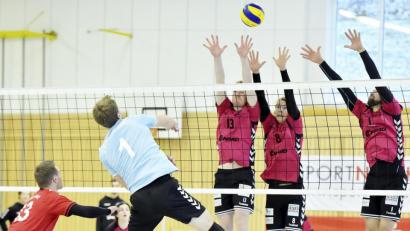 Bild: Ziegler
Der VC Amberg schlug im Hinspiel den TSV Eibelstadt II mit 3:1. Im Bild rechts der Amberger Dreierblock, gestellt von. Flo Wachler, Phil Wiesent und Kapitän Sebastian Barth (von links).