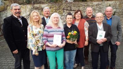 Bild: e
Kreisvorsitzender Reinhard Ott (von links), Klimabeauftragte Veronika Frenzel, Vorsitzender Heinrich Schäfer, Schriftführerin Irene Kugler, Sieglinde Graf, Gertraud Haas, Kassier Werner Geiger, Gründungsmitglied Josef Meier und Bürgermeister Roland Strehl feiern das 50-jährige Bestehen.