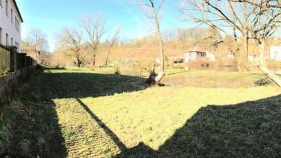 Bild: Gabi Schönberger
Etwa 1,80 Meter hoch, also 20 Zentimeter niedriger als die Gartenmauer samt Zaun von Dr. Reinhard Trottmann würde die geplante Hochwasserschutzmauer an der Waldnaab. Sie würde auf 700 Metern Länge direkt entlang der bebauten Grundstücke verlaufen.