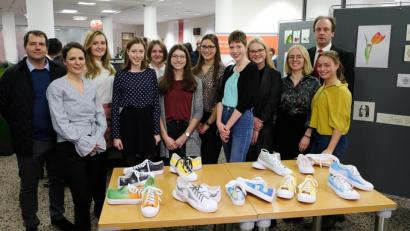 Bild: exb
Die neun Schülerinnen stellen ihre Kunstwerke in der Sparkasse aus.