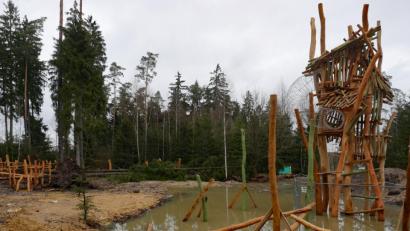 Bild: tr
Ein Spielturm und weitere Elemente zum Balancieren und Klettern locken demnächst am Forsterlebnispfad. Der Eindruck eines Wasserspielplatzes ist nur vorübergehend und den Regenmassen der vergangenen Tage geschuldet. Ein landwirtschaftlicher Erlebnispfad soll ab 2020 folgen.