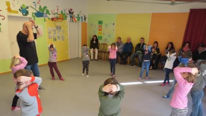 Bild: adj
Kopf schützen und groß machen, dies lernen die Vorschulkinder im Selbstbehauptungskurs mit Klaus Inderst.