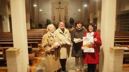 Bild: exb
Maria Mergans, Rita Reis, Christa Appl und Maria Schlögl (von links), alle Vorstandsmitglieder des Frauenbundes Oberköblitz, boten das Solibrot zum Verkauf an.