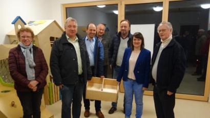 Bild: tra
Angetan waren Pfarrer Hermann Sturm, Leiterin Manuela Mayer, Planer Thomas Hollweck, die Gemeinderäte Hans Bösl und Hans Ram, Bürgermeister Markus Dollacker und Gemeinderätin Renate Kastl (von rechts) von der Gestaltung und Inneneinrichtung der neuen Kinderkrippe
