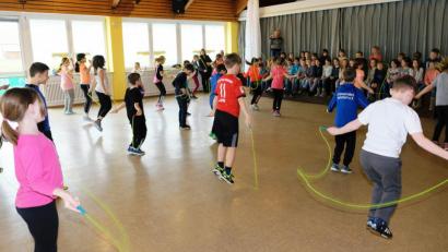 Bild: do
Seilspringen ist nicht Seilspringen. Das Ziel beim Workshop der Deutschen Herzstiftung an der Grundschule "Am Rauhen Kulm2 in Speinshart ist die Förderung des natürlichen Bewegungsdranges. Nach den zweistündigen Übungen demonstriert die vierte Klasse ihr Können vor der gesamten Schule.