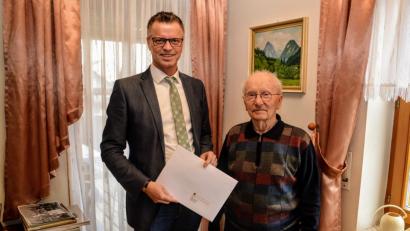 Bild: fdl
Bürgermeister Hermann Falk überbringt die Glückwünsche der Stadt Hirschau zum 90. Geburtstag von Hans Hüttner (rechts).