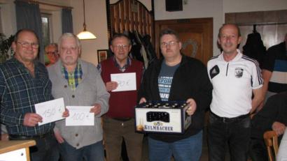 Bild: knh
Richard Paulus (rechts), beglückwünscht die Sieger Ewald Schmiegel (links), Sigi Herzog (Zweiter von links) und Hans Weidner (Dritter von links) zu ihren Preisen. Markus Fritsch (Vierter von links) nahm den Trostpreis entgegen.