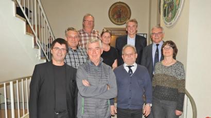 Bild: Winkler
Nach einer vierstündigen Jahreshauptversammlung können die neu gewählten Vorstandsmitglieder und Beiräte wieder lachen. Vorsitzender Thomas Sparrer (vorne links) wird in den kommenden zwei Jahren von einem zum Teil neuen Team unterstützt.