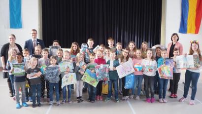 Bild: gz
Im Beisein von Schulleiterin Katharina Merther, Bankchef Markus Dimper und Mitarbeiterin Carina Dobmeier (v.l.) freuten sich die Schulkinder über tolle Preise.