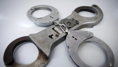 Archivbild: Fredrik Von Erichsen/dpa
Schließlich klicken die Handschellen bei einem 28-Jährigen, der bei einer Polizeikontrolle Widerstand leistete.