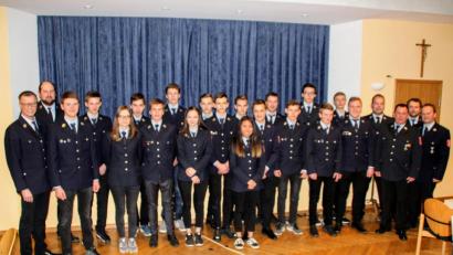 Bild: fdl
Freuen sich über die aktive Ehenfelder Jugendfeuerwehr (von links): Bürgermeister Hermann Falk und Jugendwart Klaus Schlosser sowie (von rechts): Vorsitzender Berthold Maier, Zweiter Kommandant Christian Lenk, Kommandant Alfons Falk und Kreisbrandmeister Marco Weiß