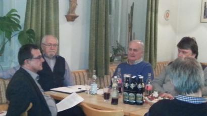 Bild: jzk
Präses Konrad Amschl (links) hält einen Vortrag über den heiligen Josef. Rechts neben ihm sitzen Obmann Paul Völkl und Bezirksobmann Max Pravida.