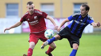 Bild: exb
Der Pfreimder Maximilian Herzog (links) und Martin Kovac von der SpVgg SV Weiden im Zweikampf. Im Hinspiel siegten die Weidener klar mit 6:0. Der Einsatz von Kovac ist fraglich.
