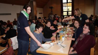 Bild: wro
Das Frühstück der jungen Landfrauen ist beliebt und stets gut besucht. Beim Service war auch Vorsitzende Felicitas Gleißner (hinten rechts) aktiv mit dabei.