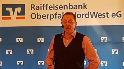Bild: mez
Der leitende Oberarzt am Klinikum Fichtelgebirge Dr. Tobias Schindler sensibilisierte die Landwirte beim 8. Agrarforum zum Verhalten von Unfällen nicht nur Bereich der Landwirtschaft.