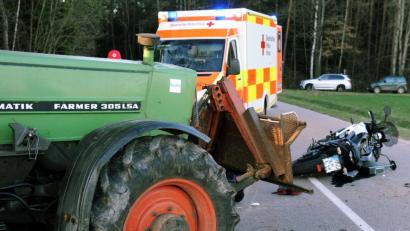 Bild: gf
Auf der Kreisstraße 35 zwischen Illschwang und Kropfersricht kollidiert am Freitag ein Motorradfahrer mit einem Traktor.