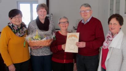 Bild: weu
Maria Pfistermeister und Chorleiter Huber Reimer bedankten sich gemeinsam mit Chorsprecherin Lisbeth Balk und Maria Feldmeier (von rechts) bei Gertraud Schmid (Mitte) für 67 Jahre Treue zum Chor.