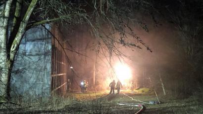 Bild: Alexander Auer
Die Einsatzkräfte löschen das Feuer.